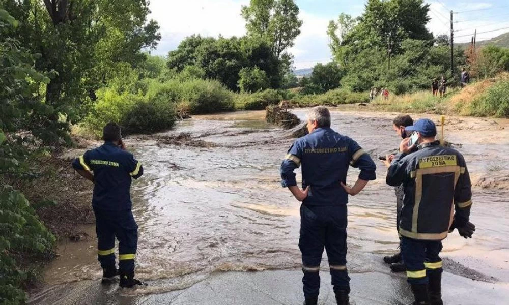 Θεσσαλονίκη: Η τραγική στιγμή που ανασύρουν τον νεκρό άνδρα από τα νερά